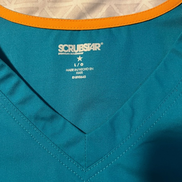 Women’s Scrubs - Picture 3 of 4